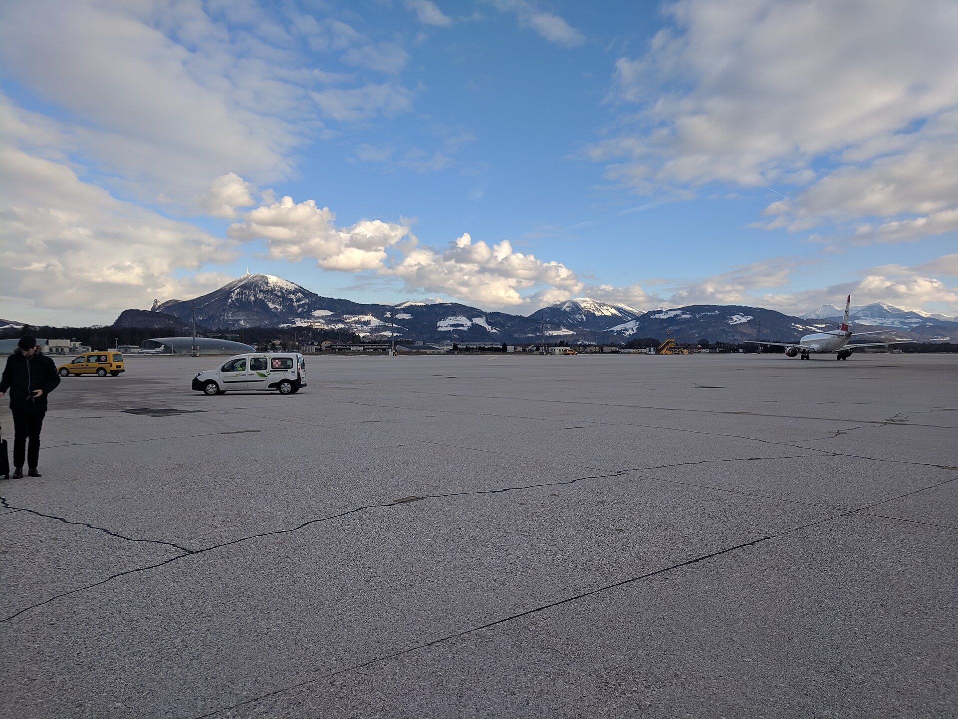 Terminal des Salzburg Airport (W. A. Mozart) mit Vorfahrt